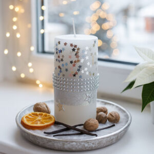 Świąteczna świeca dekoracyjna szara ze srebrnymi gwiazdkami